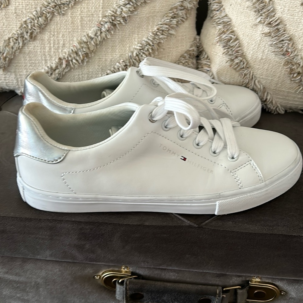 White Tommy Hilfiger shoes size 7